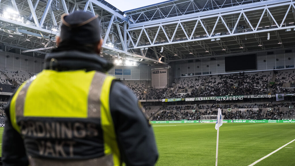 241020 Hammarbys supportrar under fotbollsmatchen i Allsvenskan mellan Hammarby och Djurgården den 20 oktober 2024 i Stockholm.
