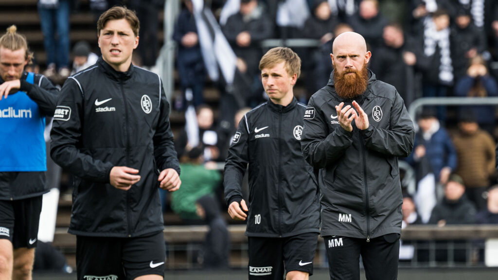 250330 Landskronas Kevin Jensen, Constantino Capotondi och tränare Max Mölder inför fotbollsmatchen i Superettan mellan Landskrona och Brage den 30 mars 2025 i Landskrona.