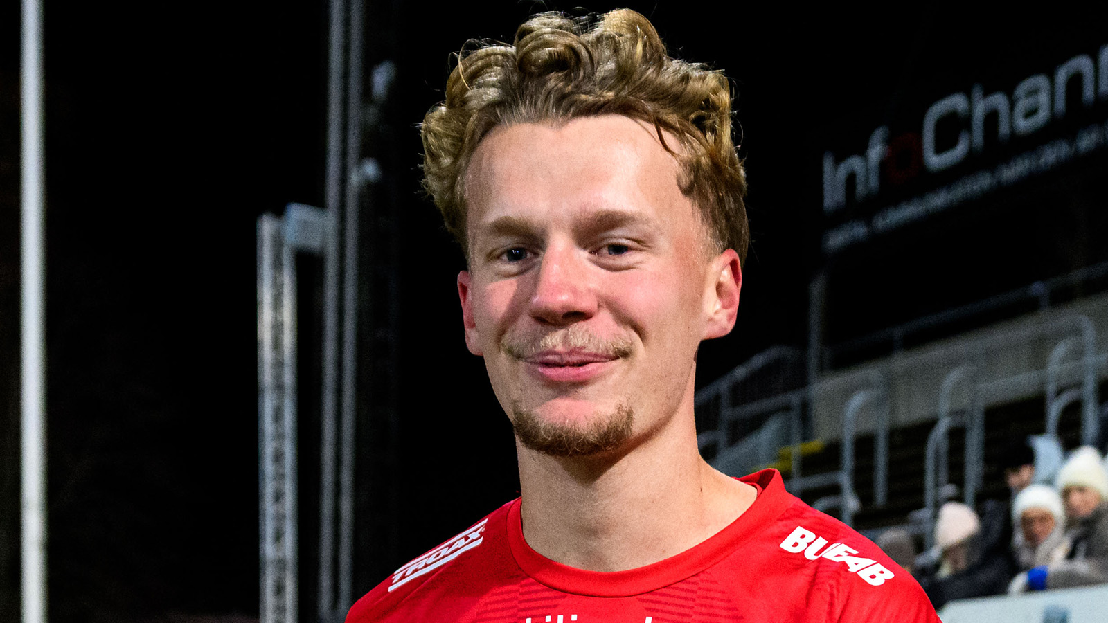 Uppgifter: Öster värvar Voelkerling Persson