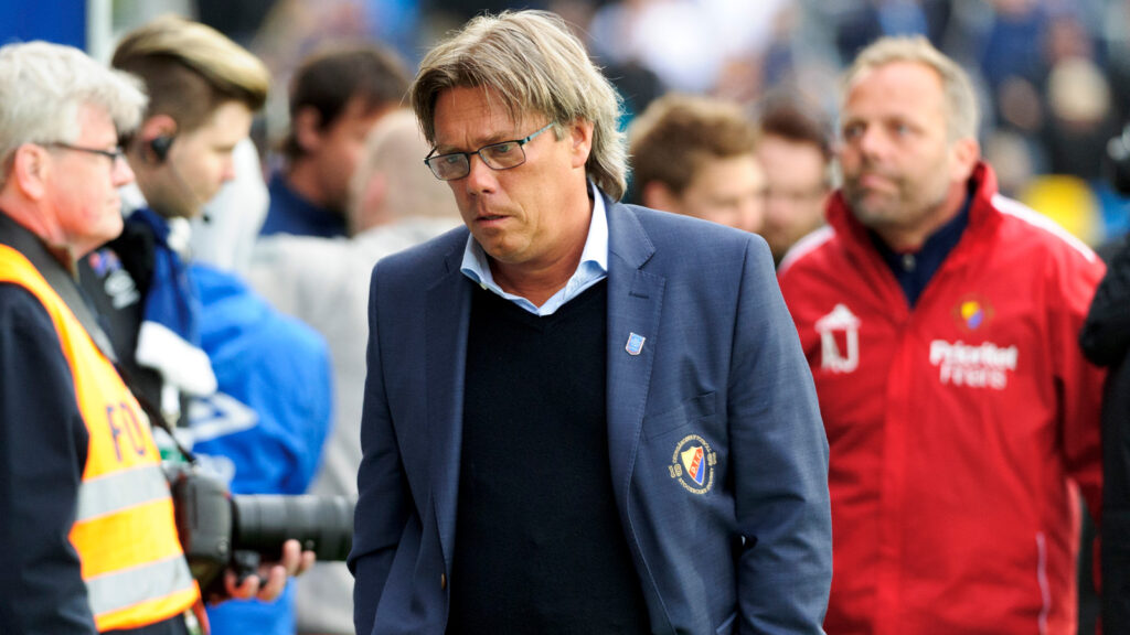 140526 Per Olsson, Tränare Djurgården under en match mellan Gefle och Djurgården IF den 26 maj 2014 i Gävle.
