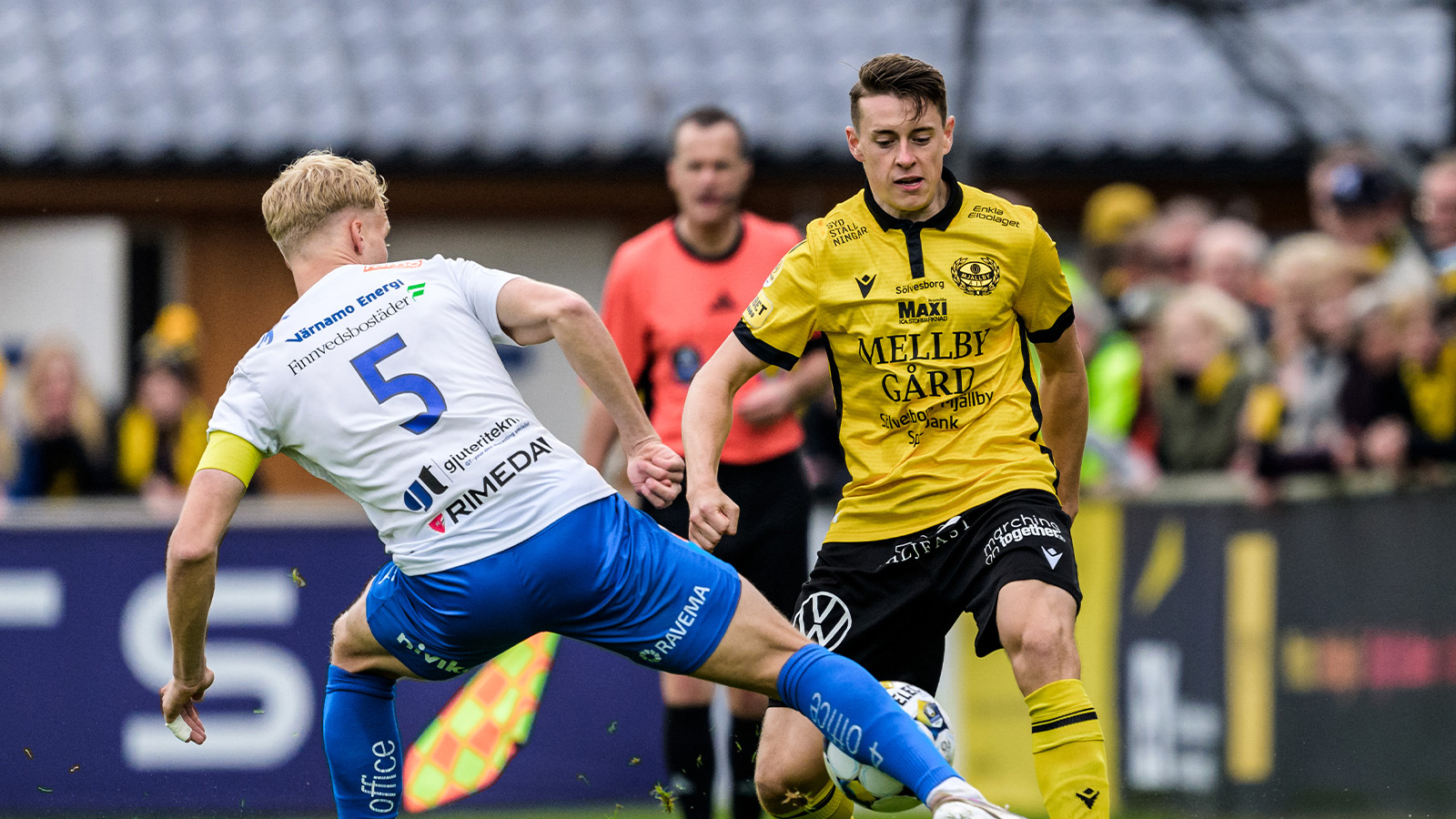 JUST NU: Mjällby trycker på för ett ledningsmål