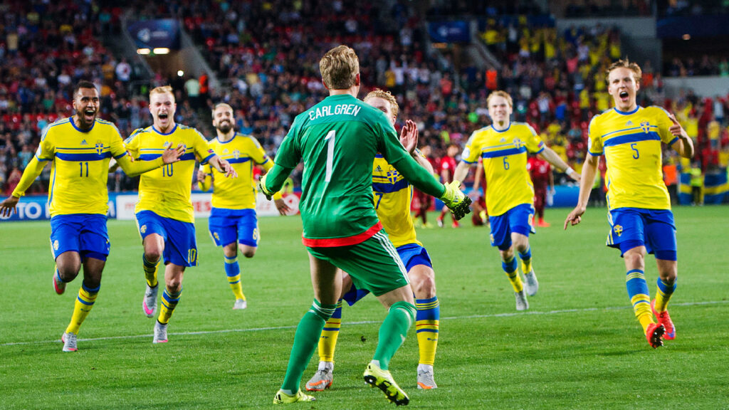 150630 Sveriges Isaac Kiese Thelin, John Guidetti, Abdullah Khalili, Oscar Hiljemark, Oscar Lewicki och Ludwig Augustinsson jublar mot målvakt Patrik Carlgren under fotbollsmatchen i U21-EM mellan Sverige och Portugal den 30 juni 2015 i Prag.