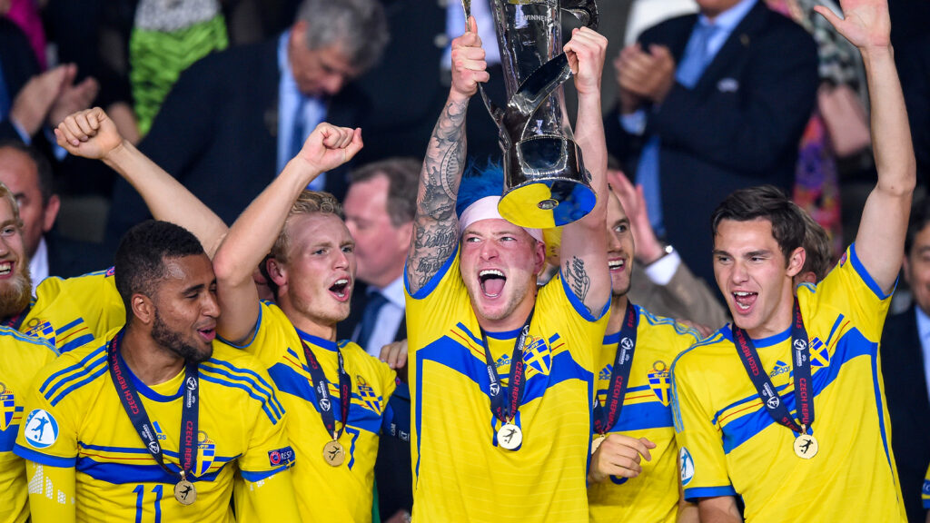 150630 Sveriges John Guidetti lyfter pokalen och firar efter fotbollsmatchen i U21-EM mellan Sverige och Portugal den 30 juni 2015 i Prag.