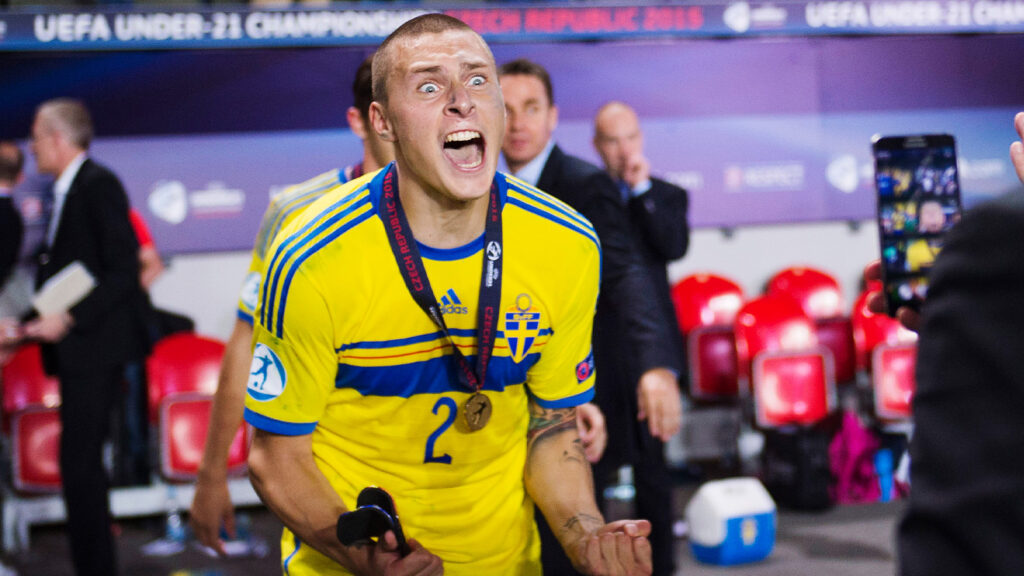 150630 Sveriges Victor Nilsson Lindelöf jublar efter under fotbollsmatchen i U21-EM mellan Sverige och Portugal den 30 juni 2015 i Prag.