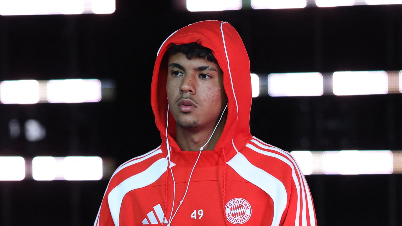 Klart: Everton värvar Adam Aznou från Bayern München