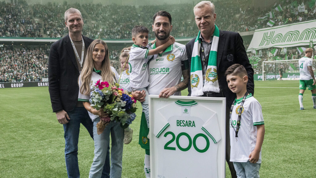 250705 Hammarbys Nahir Besara, med sin familj och Hammarbys vd Richard von Yxkull och ordförande Mattias Fri, hyllas för att ha gjort 200 matcher i Hammarby inför fotbollsmatchen i Allsvenskan mellan Hammarby och Värnamo den 5 juli 2025 i Stockholm.