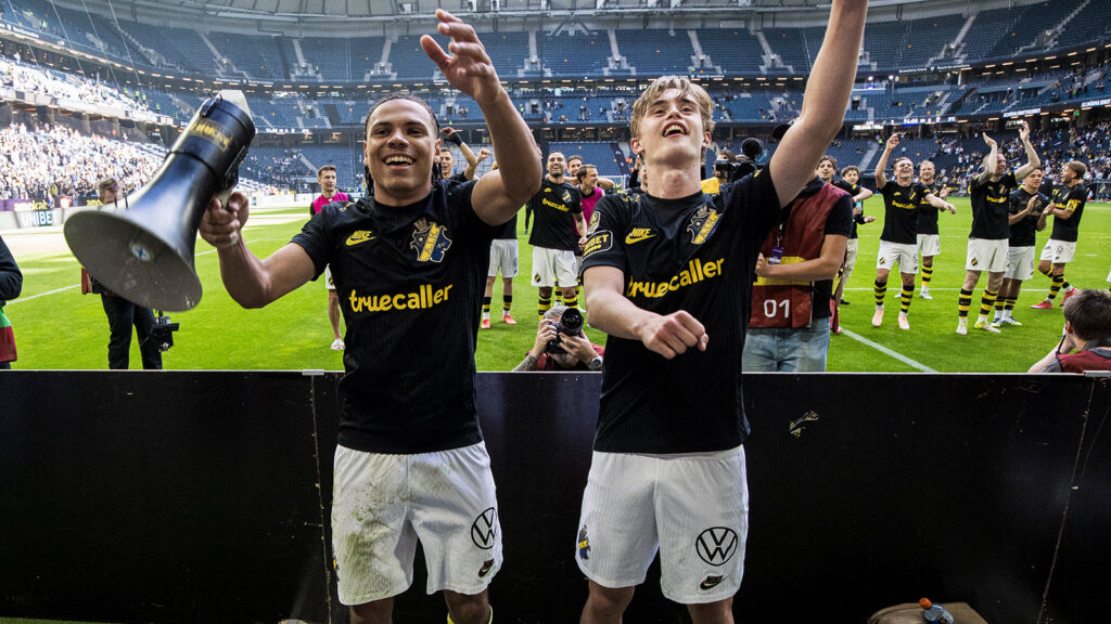 250629 AIKs Kevin Filling och Yannick Geiger jublar efter fotbollsmatchen i Allsvenskan mellan AIK och IFK Göteborg den 29 juni 2025 i Stockholm.
