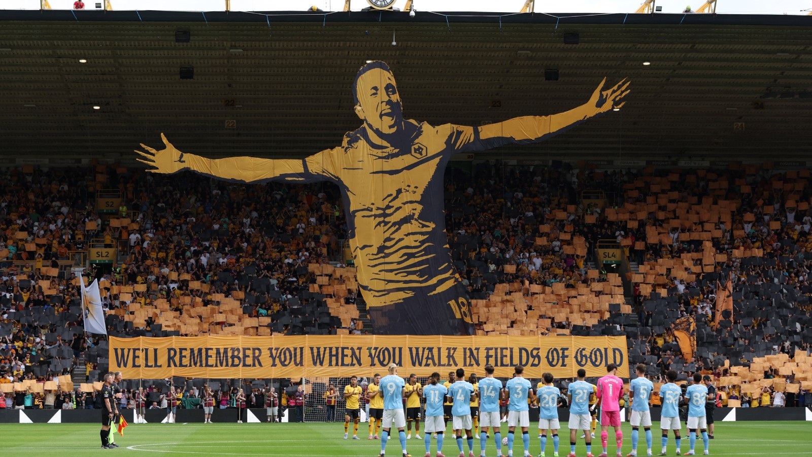Diogo Jota hedrad av Wolves – med tifo