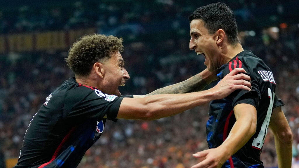 Köpenhamns Jordan Larsson kramar om Köpenhamns Mohamed Elyounoussi, till höger, som gjorde sitt lags första mål under deras Champions League-match i Grupp A mellan Galatasaray och FC Köpenhamn i Istanbul, Turkiet, onsdagen den 20 september 2023.