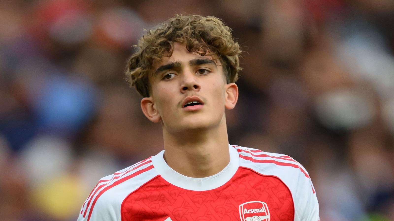 Dowman kan debutera mot United – rest med till Manchester