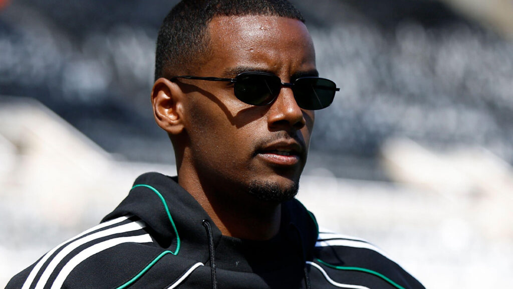 St James' Park, Newcastle, Storbritannien. 25 maj 2025. Premier League-fotboll, Newcastle United mot Everton; Alexander Isak från Newcastle United anländer till dagens match.