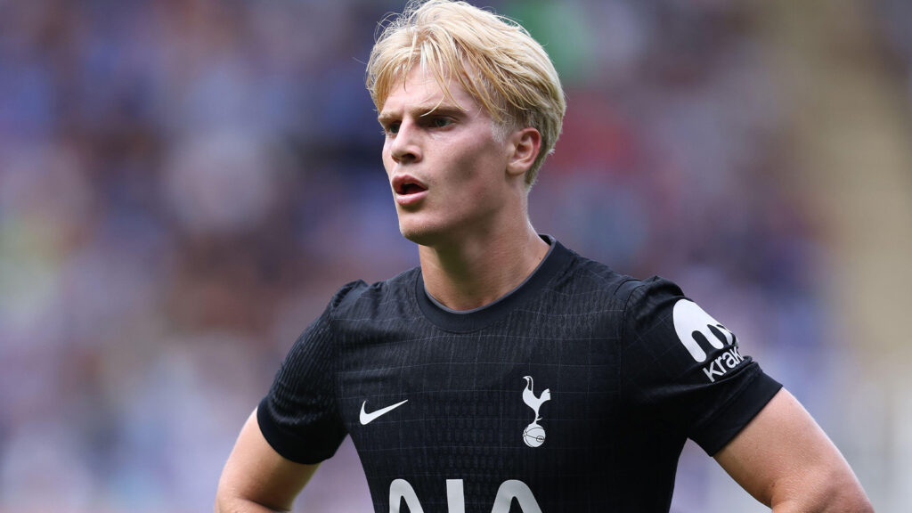 19 juli 2025. Lucas Bergvall från Tottenham Hotspur under försäsongsmatchen mellan Reading och Tottenham Hotspur på Select Car Leasing Stadium.