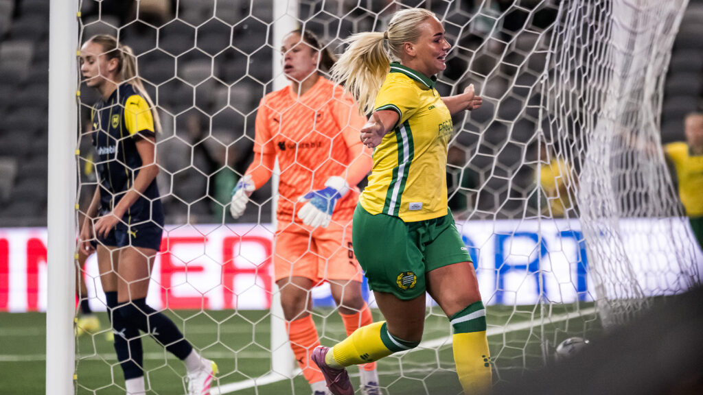 250827 Cathinka Tandberg från Hammarby firar efter 3-2 under UEFA Women’s Champions League-kvalmatchen mellan Hammarby och Metalist 1925 den 27 augusti 2025 i Stockholm.