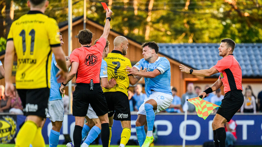 Malmö FFs Colin Rösler tilldelas rött kort under fotbollsmatchen i Allsvenskan mellan Mjällby och Malmö FF den 30 juni 2025 i Hällevik.