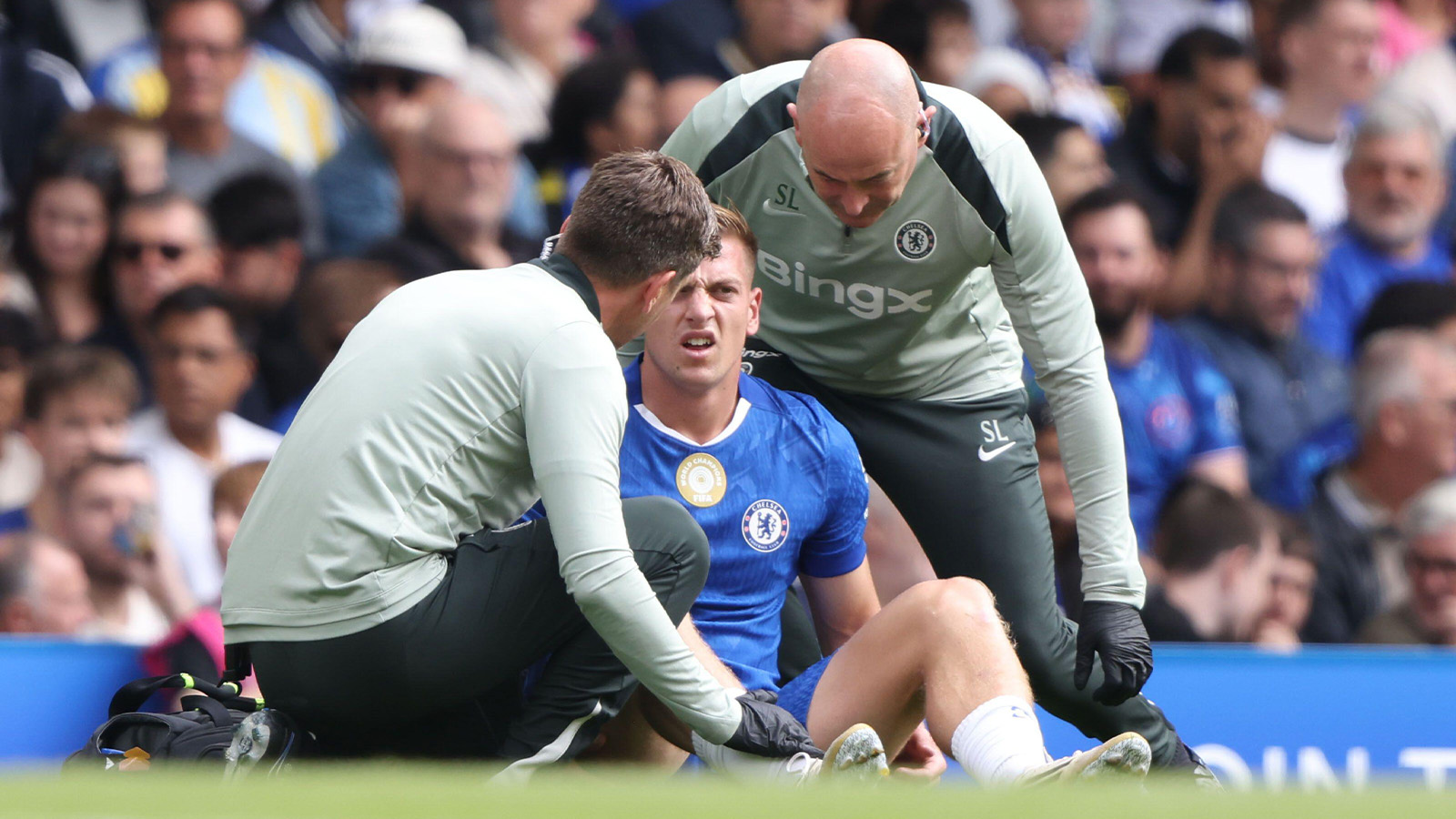 London, Storbritannien. 30 augusti 2025. Liam Delap (C) går ned skadad under Premier League-matchen mellan Chelsea och Fulham på Stamford Bridge, London, Storbritannien den 30 augusti 2025.