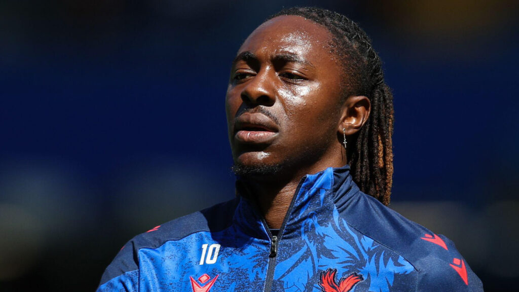 Eberechi Eze från Crystal Palace under uppvärmningen inför Premier League-matchen mellan Chelsea FC och Crystal Palace FC på Stamford Bridge.