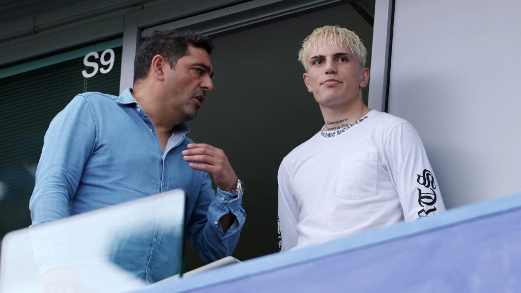 London, Storbritannien. 30 augusti 2025. Chelseas nyförvärv Alejandro Garnacho ses på läktaren före Premier League-matchen mellan Chelsea och Fulham på Stamford Bridge, London.