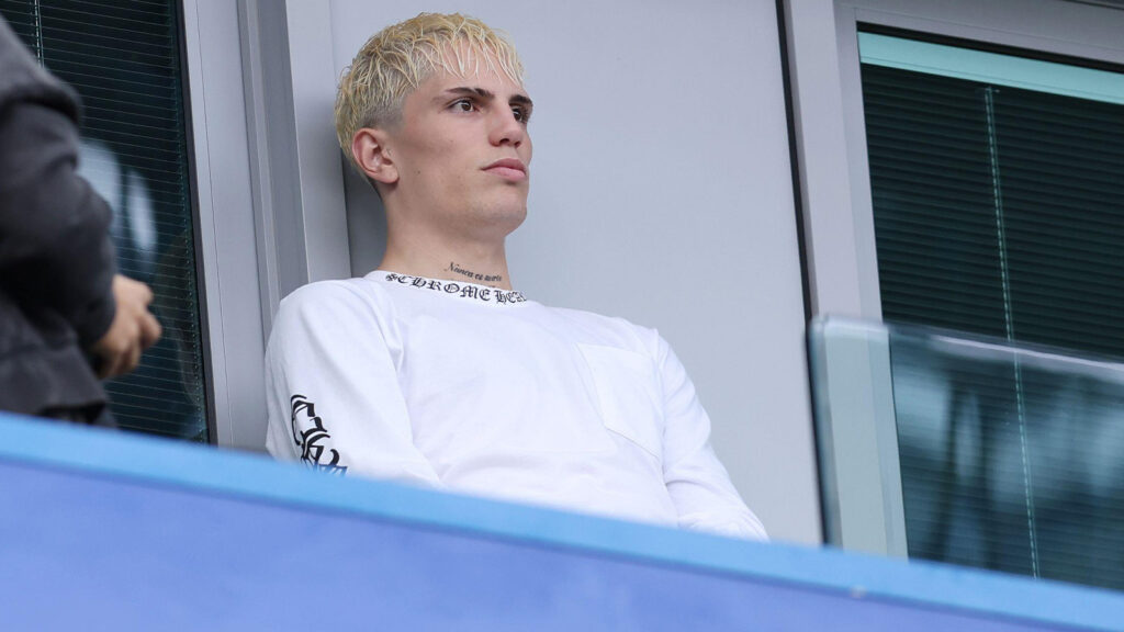 London, Storbritannien. 30 augusti 2025. Chelseas nyförvärv Alejandro Garnacho syns på läktaren före Premier League-matchen mellan Chelsea och Fulham på Stamford Bridge, London.