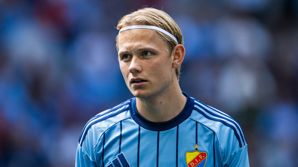 250803 Djurgårdens Tobias Gulliksen inför fotbollsmatchen i Allsvenskan mellan Djurgården och Halmstad den 3 augusti 2025 i Stockholm.
