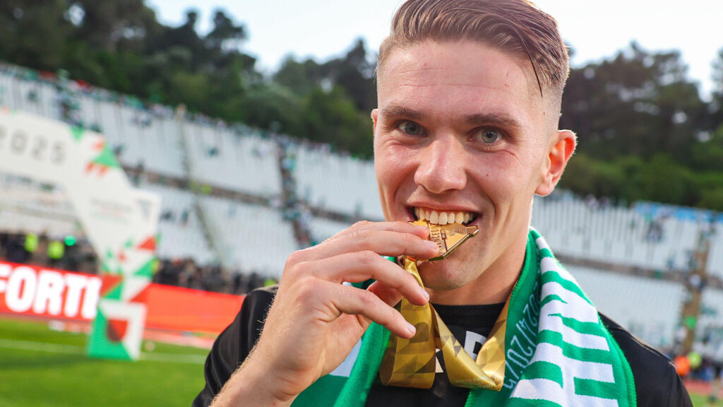 Viktor Gyökeres, anfallare i Sporting CP, firar med medaljen efter finalen i 'Taça de Portugal' (Portugals Cup) mellan SL Benfica och Sporting CP på Estadio Nacional den 25 maj 2025 i Lissabon, Portugal. Final i Taça de Portugal - SL Benfica mot Sporting CP.