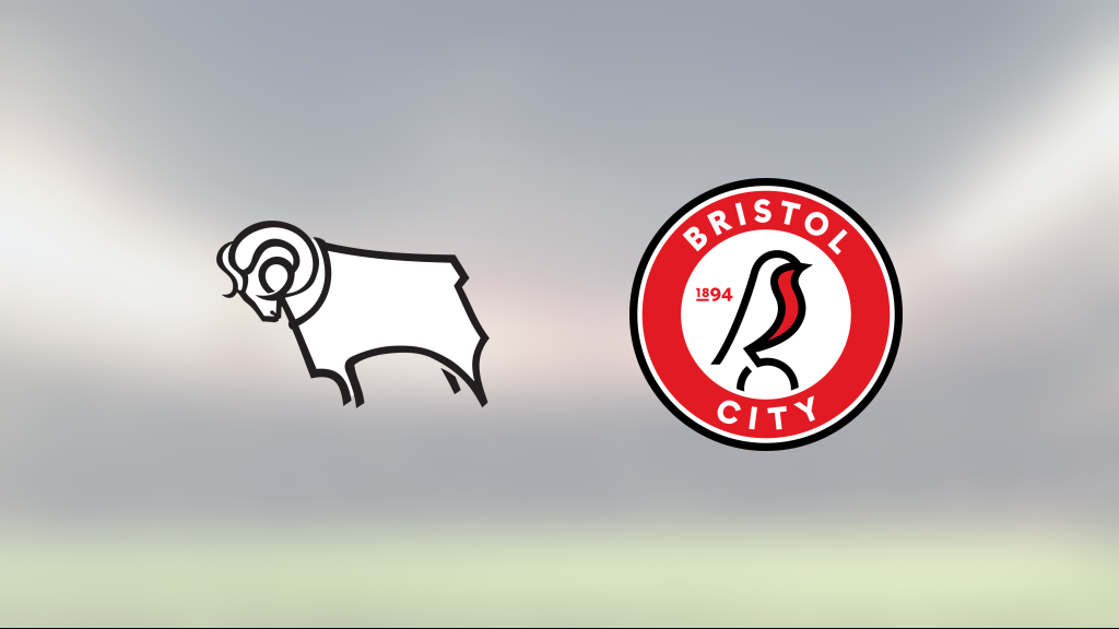 Carlton Morris bakom Derby Countys kryss mot Bristol C