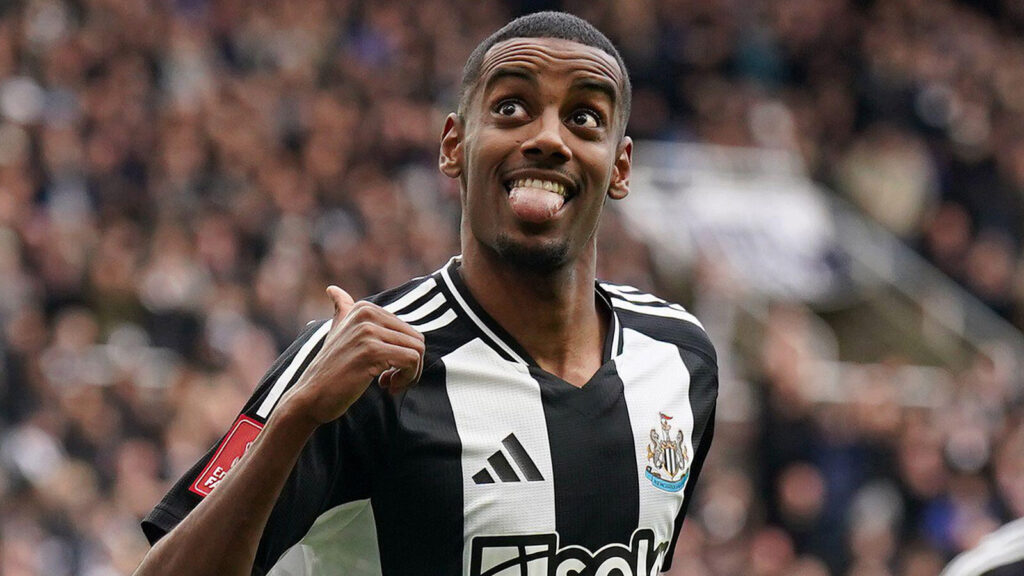 Newcastles Alexander Isak firar ett mål i Premier League.