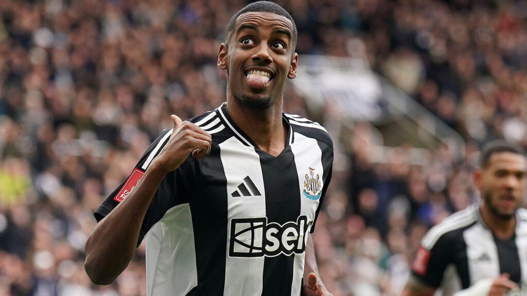 Alexander Isak firar ett mål för Newcastle.
