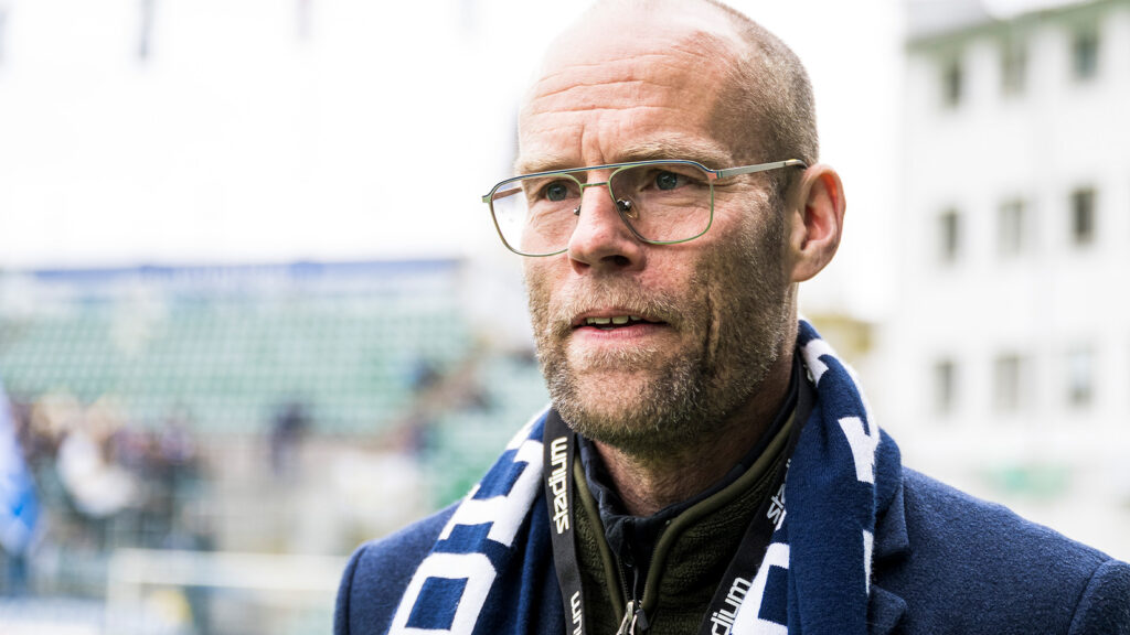 250510 GIF Sundsvalls sportchef Joel Cedergren under fotbollsmatchen i Superettan mellan GIF Sundsvall och Västerås den 10 maj 2025 i Sundsvall.