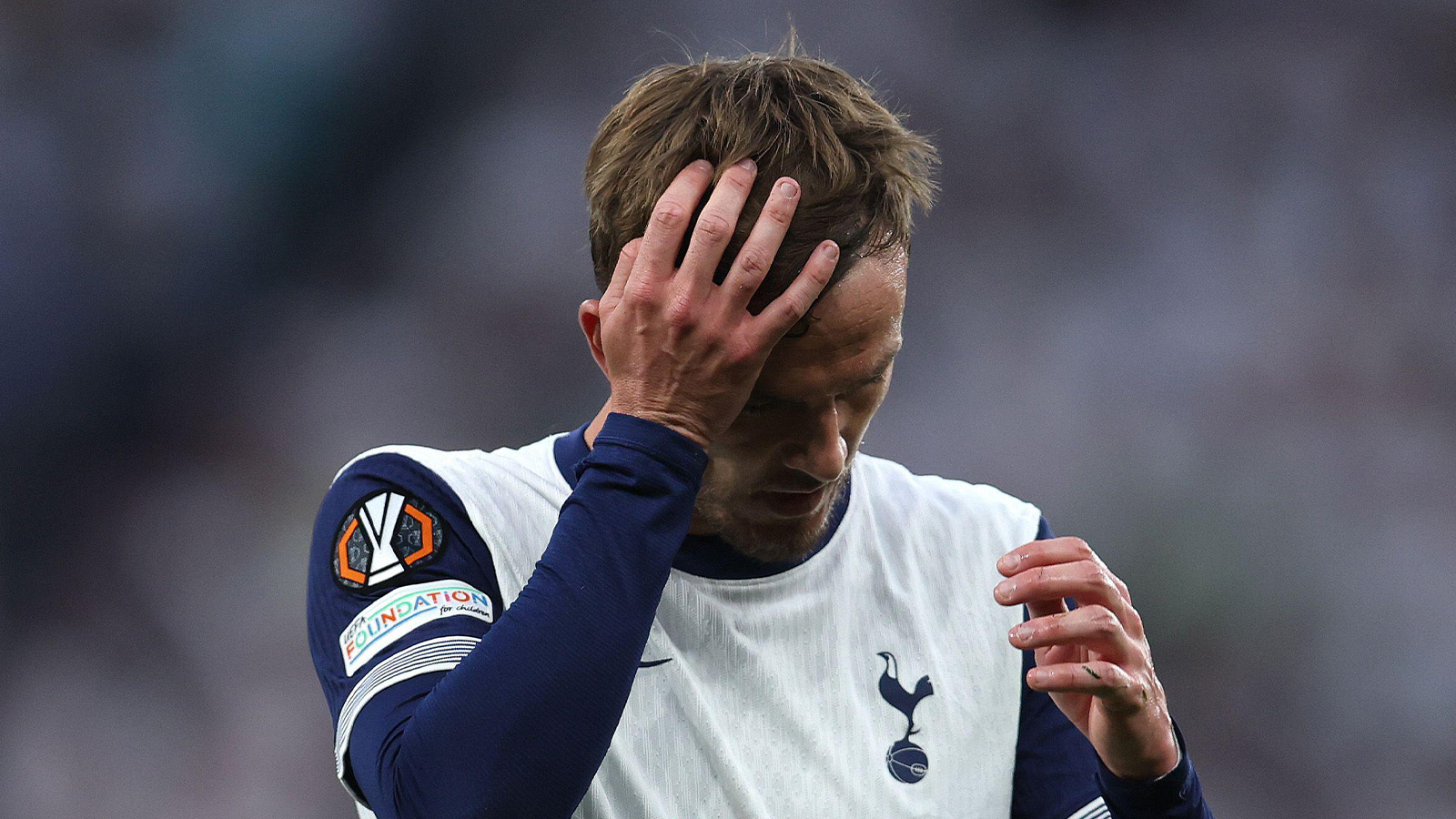 Mardrömsbilder för Spurs – Maddison ut på bår