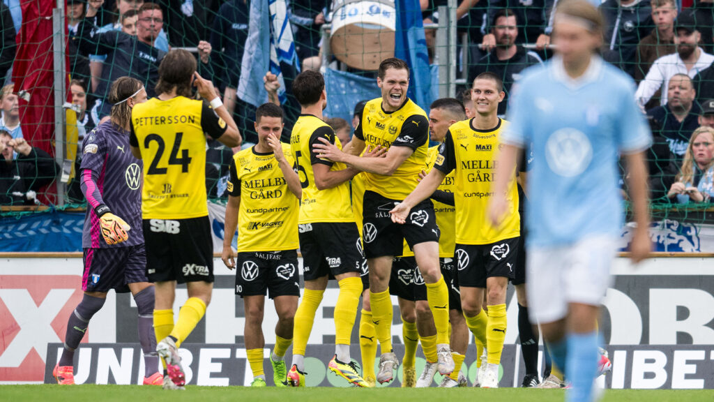 Mjällbys Jacob Bergström jublar med lagkamrater efter 2-0 under fotbollsmatchen i Allsvenskan mellan Mjällby och Malmö FF den 13 juli 2024 i Hällevik.