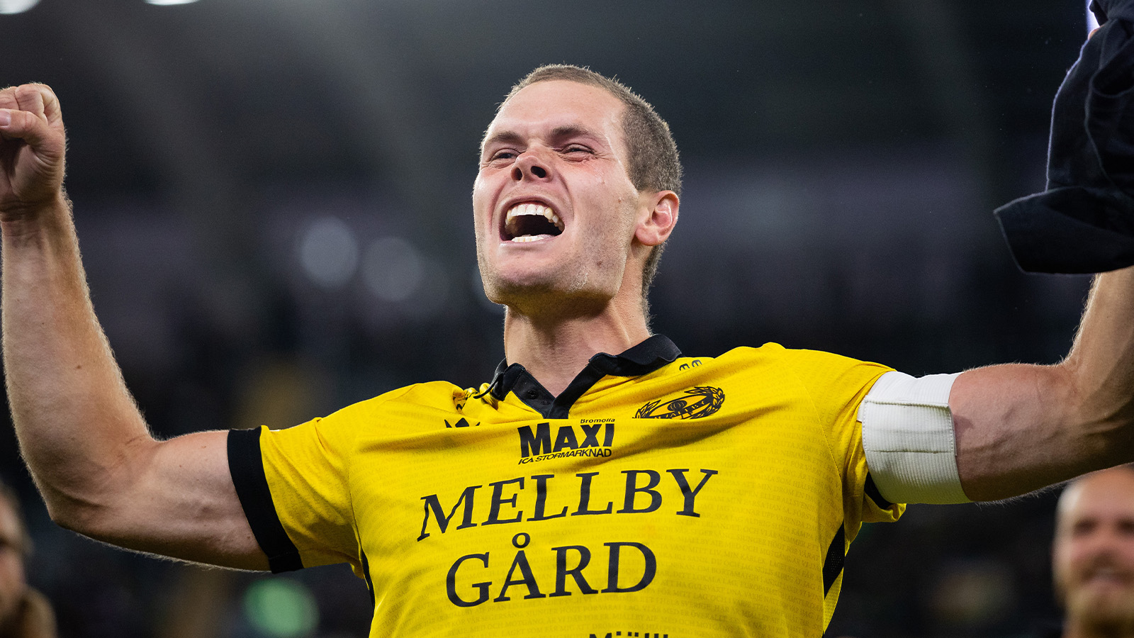 250825 Mjällbys Jacob Bergström jublar framför supportrarna efter fotbollsmatchen i Allsvenskan mellan GAIS och Mjällby den 25 augusti 2025 i Göteborg.