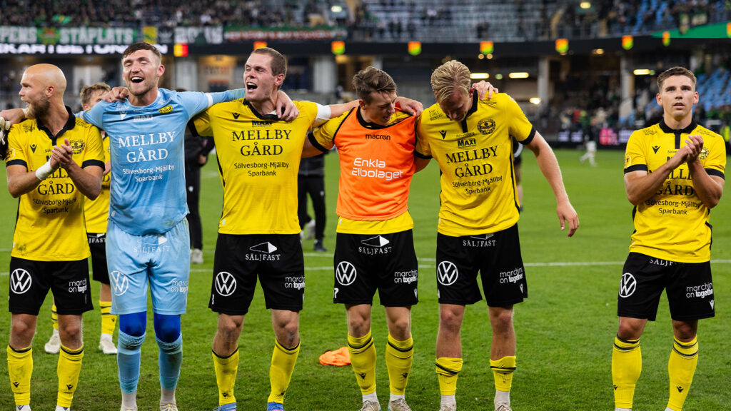250825 Mjällbys spelare jublar framför supportrarna efter fotbollsmatchen i Allsvenskan mellan GAIS och Mjällby den 25 augusti 2025 i Göteborg.