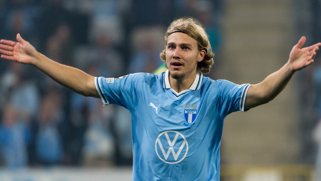 240821 Sebastian Nanasi från Malmö FF firar under UEFA Champions League-matchen mellan Malmö FF och Sparta Prag den 21 augusti 2024 i Malmö.