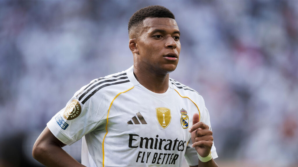 Kylian Mbappé från Real Madrid CF tittar på under semifinalen i FIFA Club World Cup mellan Paris Saint-Germain FC och Real Madrid CF.