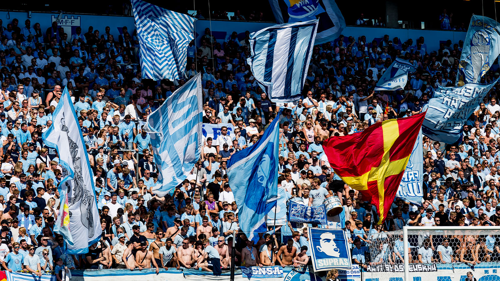 250809 Malmö FFs supportrar inför fotbollsmatchen i Allsvenskan mellan Malmö FF och Mjällby den 9 augusti 2025 i Malmö.