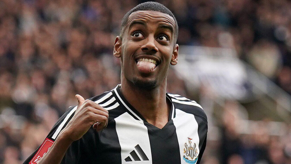 Newcastles Alexander Isak firar ett mål i Premier League.