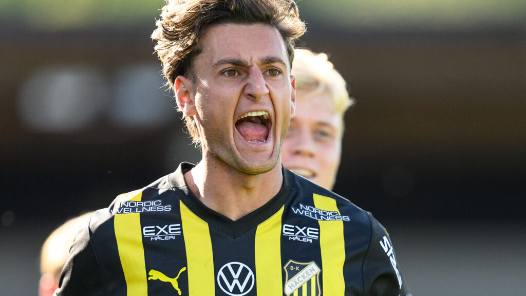 250824 Häckens Silas Andersen jublar efter 0-1 under fotbollsmatchen i Allsvenskan mellan Värnamo och Häcken den 24 augusti 2025 i Värnamo.