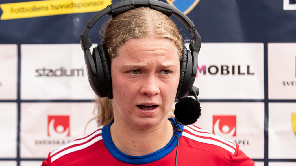 250817 Vittsjös Hannah Sjödahl intervjuas i halvlek under fotbollsmatchen i Damallsvenskan mellan Djurgården och Vittsjö den 17 augusti 2025 i Stockholm.