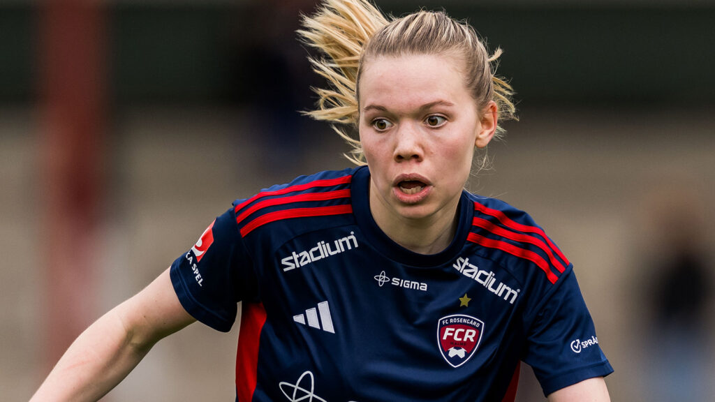 250421 Rosengårds Bea Sprung under fotbollsmatchen i Damallsvenskan mellan Rosengård och Kristianstad den 21 april 2025 i Malmö.
