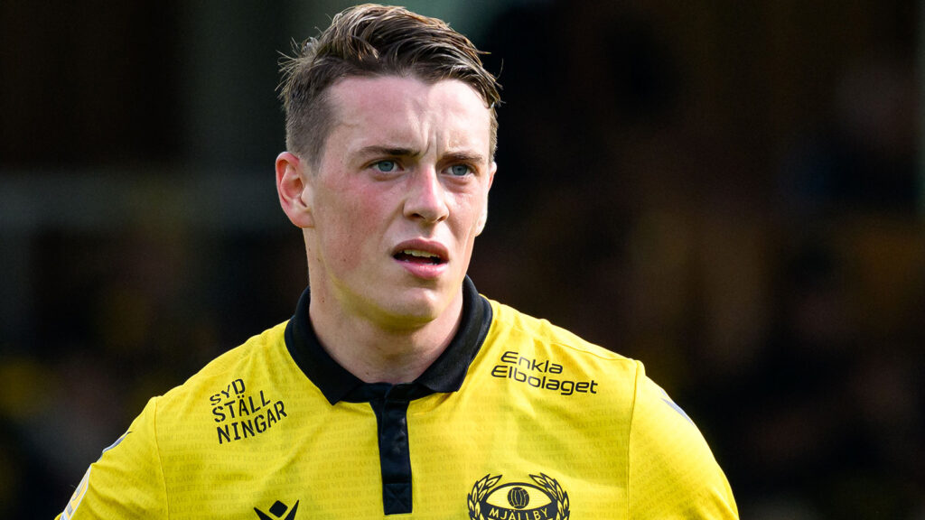 250727 Mjällbys Elliot Stroud under fotbollsmatchen i Allsvenskan mellan Mjällby och Sirius den 27 juli 2025 i Hällevik.
