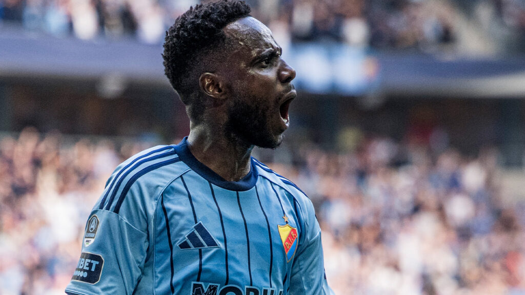 250706 Djurgårdens Tokmac Nguen jublar efter 3-0 under fotbollsmatchen i Allsvenskan mellan Djurgården och Degerfors den 6 juli 2025 i Stockholm.