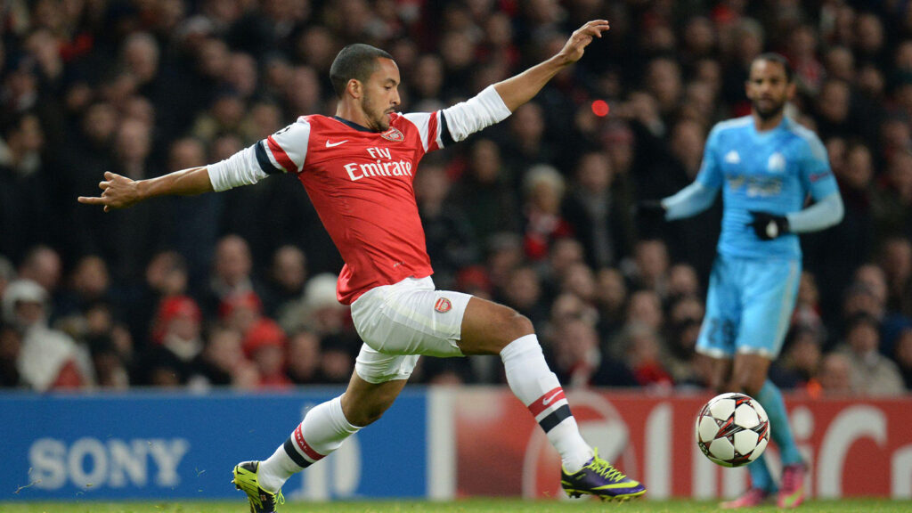 26 nov: Arsenals Theo Walcott under UEFA Champions League-matchen mellan Arsenal från England och Olympique de Marseille från Frankrike som spelades på Emirates Stadium den 26 november 2013 i London, England.