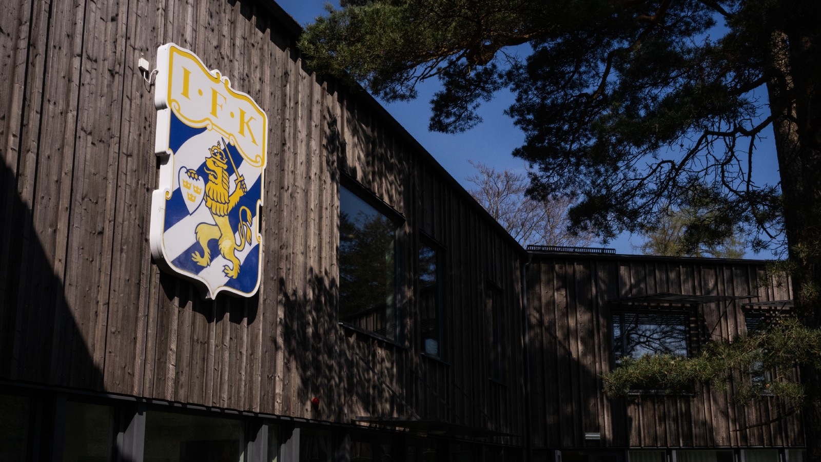 Uppgifter: En till högt uppsatt person i Blåvitt har fått polisskydd
