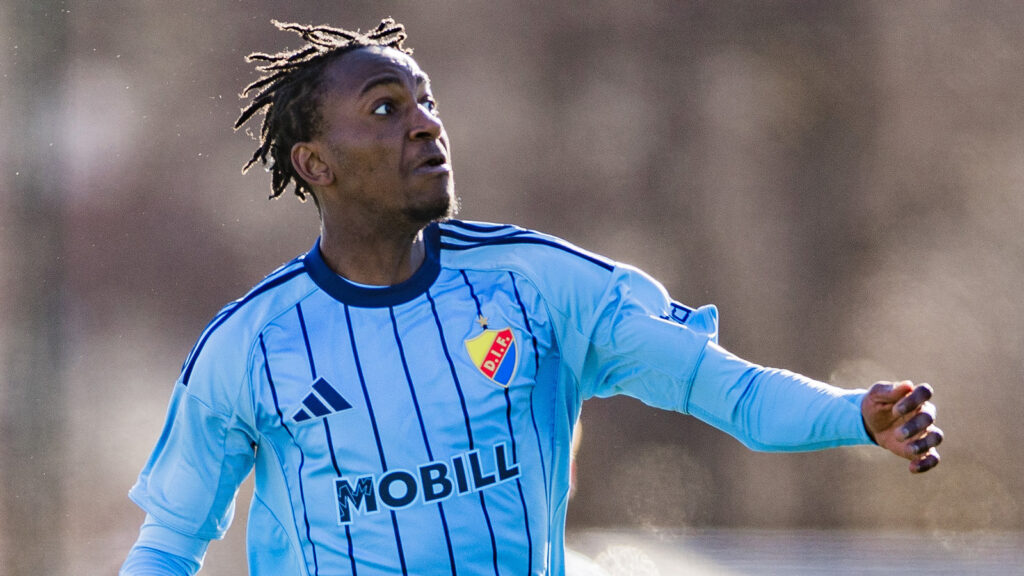 250321 Djurgårdens Joshua Mambu under en träningsmatch i fotboll mellan Djurgården och KuPS den 21 mars 2025 i Stockholm.