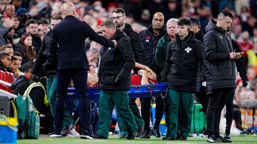 Liverpools Giovanni Leoni bärs ut på bår efter att ha blivit skadad under Carabao Cup-matchen i tredje omgången på Anfield, Liverpool. Bilddatum: Tisdagen den 23 september 2025.
