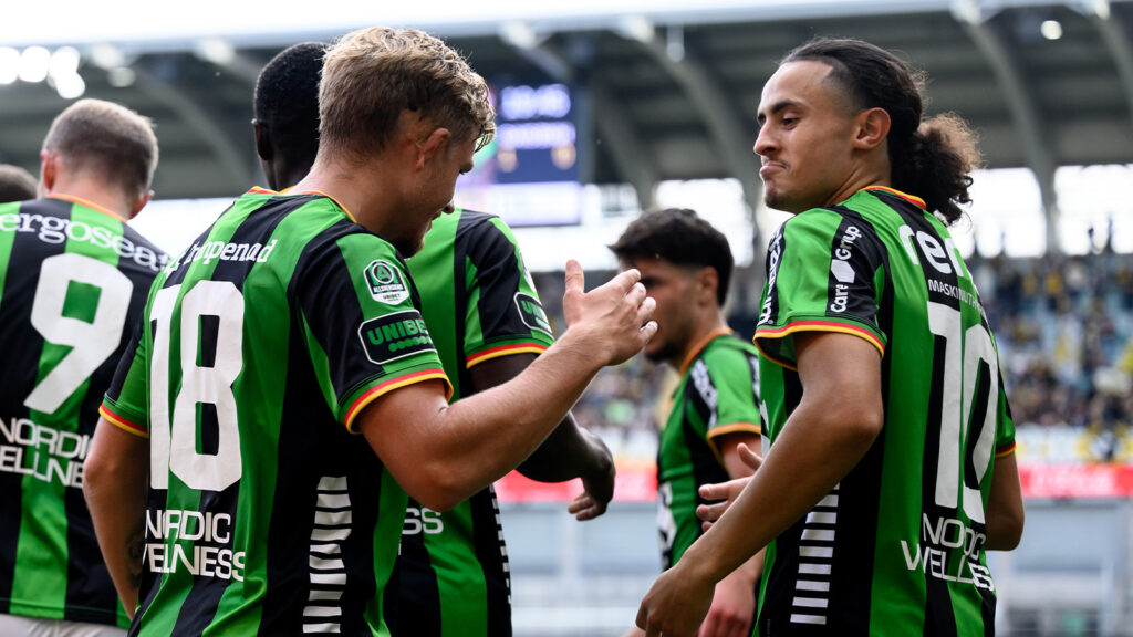 250831 GAIS Kevin Holmén och Amin Boudri jublar efter 1-0 under fotbollsmatchen i Allsvenskan mellan GAIS och Häcken den 31 augusti 2025 i Göteborg.