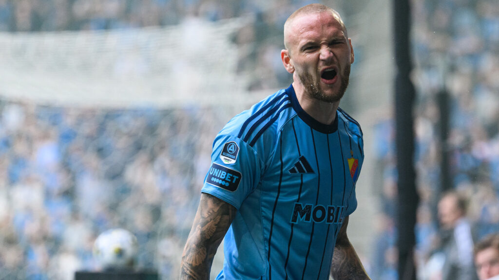 250914 Djurgårdens Adam Ståhl reagerar under fotbollsmatchen i Allsvenskan mellan Djurgården och Hammarby den 14 september 2025 i Stockholm.
