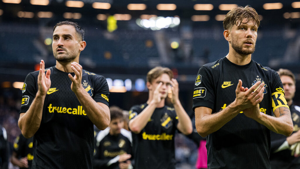 250831 AIKs Sotirios Papagiannopoulos och Anton Salétros jublar efter fotbollsmatchen i Allsvenskan mellan AIK och Sirius den 31 augusti 2025 i Stockholm.
