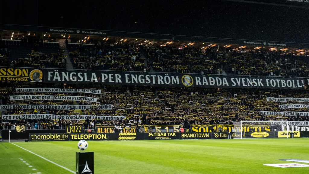 250915 AIKs supportar med banderoller under fotbollsmatchen i Allsvenskan mellan AIK och Brommapojkarna den 15 september 2025 i Stockholm.
