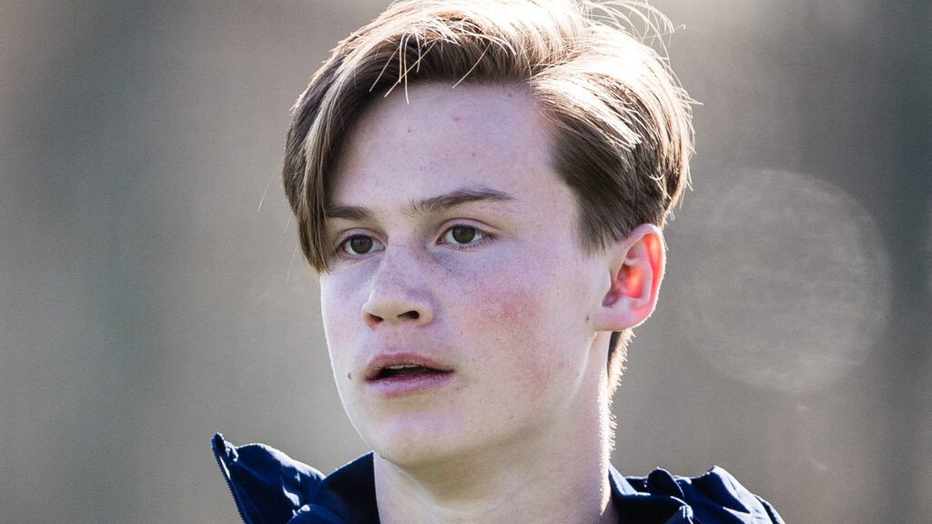 250321 Djurgårdens Alexander Andersson under uppvärmningen inför en träningsmatch i fotboll mellan Djurgården och KuPS den 21 mars 2025 i Stockholm.